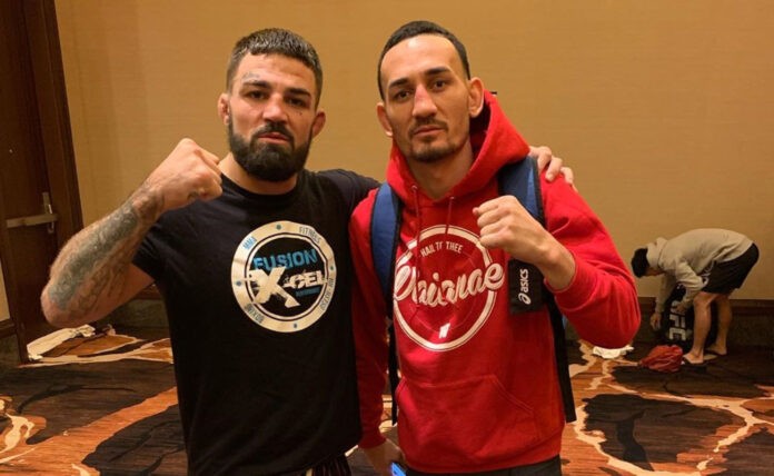 O Mike Perry με τον Max Holloway