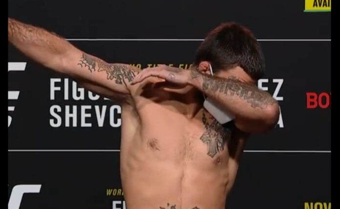 Ο Mike Perry στη ζύγιση για το UFC 255